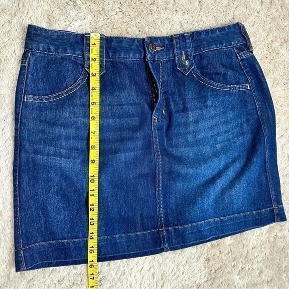 Old Navy Women’s Denim Mini skirt size 8 - Picture 4 of 6